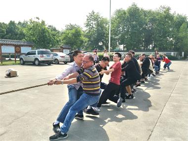 勞動(dòng)最美、團(tuán)結(jié)拼搏”拔河比賽